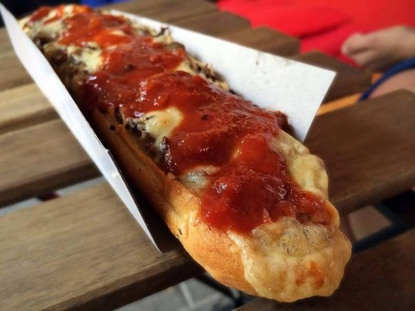 Ba Lan: Zapiekanka là một loại bánh mì kiểu Pháp "lai" với pizza của Italy. Trên bề mặt bánh, người ta bao phủ một lớp gồm nấm, pho mát, thịt nguội và các loại gia vị. Trước khi ăn, thực khách thường phủ lên đó một lớp sốt cà chua. Ba Lan: Zapiekanka là một loại bánh mì kiểu Pháp "lai" với pizza của Italy. Trên bề mặt bánh, người ta bao phủ một lớp gồm nấm, pho mát, thịt nguội và các loại gia vị. Trước khi ăn, thực khách thường phủ lên đó một lớp sốt cà chua.