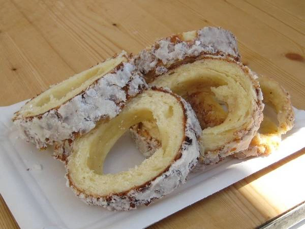 Slovakia: Trdelník là một loại bánh ngọt được ưa chuộng tại Slovakia. Tại đây, nó có tên gọi là Skalický trdelník. Bao quanh bánh là một lớp đường trắng ngon ngọt, ăn cùng nhân bánh thơm phức. Slovakia: Trdelník là một loại bánh ngọt được ưa chuộng tại Slovakia. Tại đây, nó có tên gọi là Skalický trdelník. Bao quanh bánh là một lớp đường trắng ngon ngọt, ăn cùng nhân bánh thơm phức.