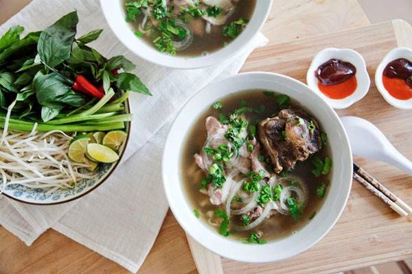 Tại Việt Nam, phở không chỉ mang phong vị địa phương mà mỗi quán phở đều là một thương hiệu riêng được truyền lại qua nhiều thế hệ. Tại Việt Nam, phở không chỉ mang phong vị địa phương mà mỗi quán phở đều là một thương hiệu riêng được truyền lại qua nhiều thế hệ.