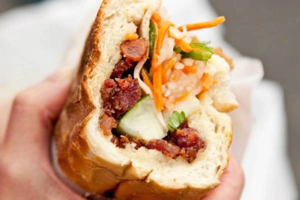 Ở Việt Nam, bánh mì luôn là một khái niệm giản dị, ai cũng có thể ăn với giá rất rẻ. Ở Việt Nam, bánh mì luôn là một khái niệm giản dị, ai cũng có thể ăn với giá rất rẻ.