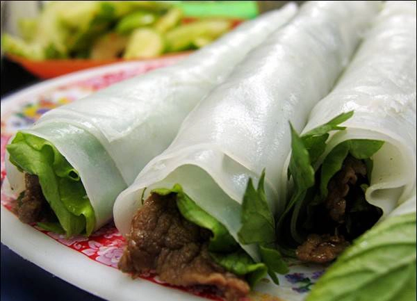 Phở cuốn ngon nhất là khi được dọn lên bàn nóng hổi Phở cuốn ngon nhất là khi được dọn lên bàn nóng hổi
