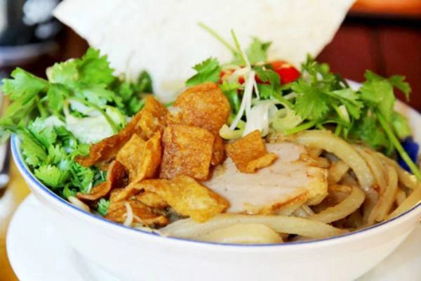 Cao lầu là món ăn gắn liền với hình ảnh phố cổ Hội An. Cao lầu là món ăn gắn liền với hình ảnh phố cổ Hội An.