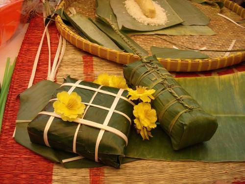 Bánh tét khác bánh chưng ở chỗ dùng lá dong gói thay vì lá chuối Bánh tét khác bánh chưng ở chỗ dùng lá dong gói thay vì lá chuối