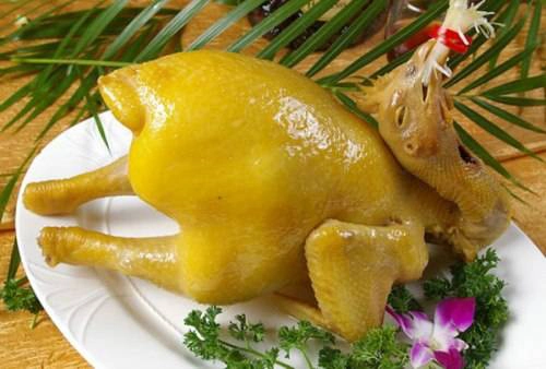 Gà luộc ngày Tết còn có ý nghĩa "cát tường", tức là như ý, cầu được ước thấy. Gà luộc ngày Tết còn có ý nghĩa "cát tường", tức là như ý, cầu được ước thấy.