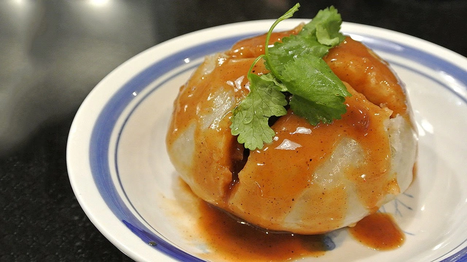 Nhục viên là loại bánh nhân mặn ăn kèm với nước sốt. Nguyên liệu thông thường để làm loại bánh này là thịt lợn, măng và nấm. Bột làm vỏ bánh là bột ngô, bột khoai lang và bột gạo. Do đó, vỏ bánh sau khi chín có độ dẻo, dính, trông hơi nhầy và có sắc trong mờ, hơi xám. Nhục viên là loại bánh nhân mặn ăn kèm với nước sốt. Nguyên liệu thông thường để làm loại bánh này là thịt lợn, măng và nấm. Bột làm vỏ bánh là bột ngô, bột khoai lang và bột gạo. Do đó, vỏ bánh sau khi chín có độ dẻo, dính, trông hơi nhầy và có sắc trong mờ, hơi xám.