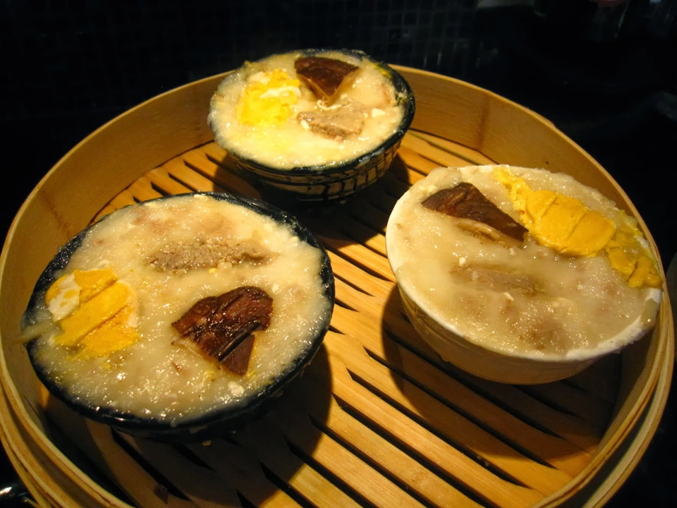 Nguyên liệu làm nhân bánh bát gồm lòng đỏ trứng vịt, nấm hương, thịt lợn và tôm. Trong khi đó, phần pudding được làm từ sữa gạo. Để gia tăng hương vị, người ta dùng nước tương và dầu mè. Do đó, bánh có màu nâu nhạt. Nguyên liệu làm nhân bánh bát gồm lòng đỏ trứng vịt, nấm hương, thịt lợn và tôm. Trong khi đó, phần pudding được làm từ sữa gạo. Để gia tăng hương vị, người ta dùng nước tương và dầu mè. Do đó, bánh có màu nâu nhạt.