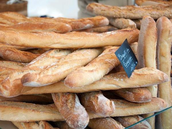 Bánh mì baguette tươi có lẽ là biểu tượng của ẩm thực Pháp. Baguette ăn không, hoặc ăn kèm với phô mai truyền thống của Pháp như gruyère hay brie đều rất ngon. Nếu bạn đến Paris, hãy thử tiệm bánh Le Grenier à Pain, quán quân của giải baguette năm nay. Bánh mì baguette tươi có lẽ là biểu tượng của ẩm thực Pháp. Baguette ăn không, hoặc ăn kèm với phô mai truyền thống của Pháp như gruyère hay brie đều rất ngon. Nếu bạn đến Paris, hãy thử tiệm bánh Le Grenier à Pain, quán quân của giải baguette năm nay.