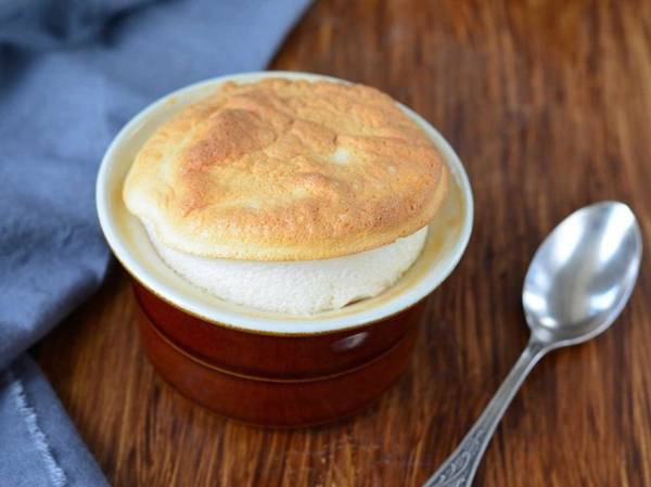 Món bánh soufflé được làm từ lòng trắng trứng và ăn nóng lúc mới ra lò khi lớp vỏ vẫn đang nở phồng. Món bánh soufflé được làm từ lòng trắng trứng và ăn nóng lúc mới ra lò khi lớp vỏ vẫn đang nở phồng.