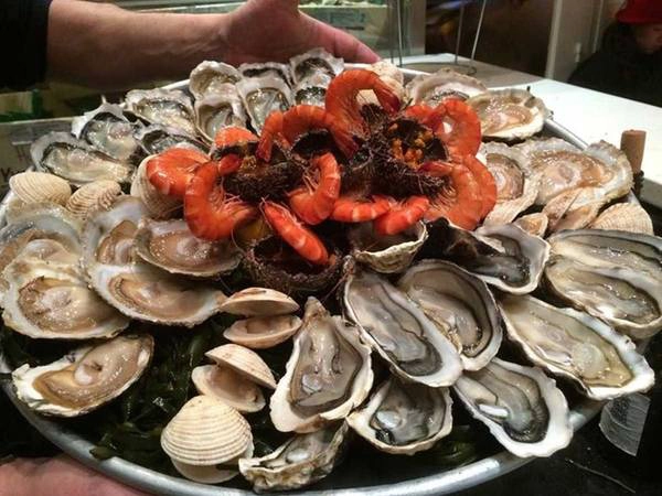 Vùng Tây Bắc Brittany là nơi có loại hàu ngon nhất, đặc biệt thị trấn nhỏ Riec-sur-Belon là nơi hàu được tên belon theo tiếng Pháp. Vùng Tây Bắc Brittany là nơi có loại hàu ngon nhất, đặc biệt thị trấn nhỏ Riec-sur-Belon là nơi hàu được tên belon theo tiếng Pháp.