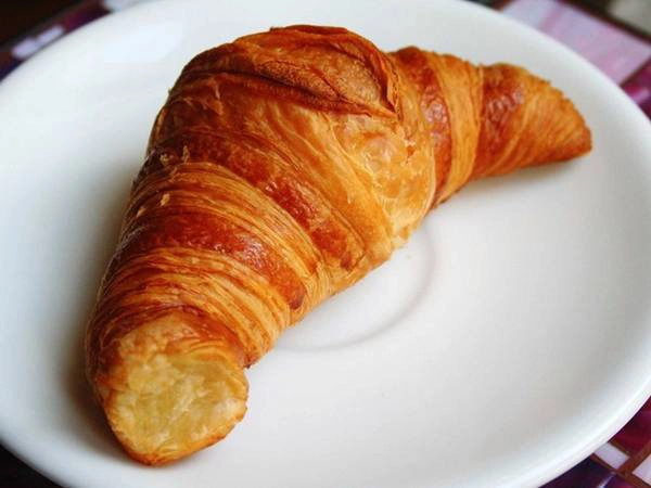 Ngoài baguette, bánh sừng trâu (croissant) cũng là một loại bánh nổi tiếng với lớp bánh giòn tan, thơm ngậy vị bơ. Ngoài baguette, bánh sừng trâu (croissant) cũng là một loại bánh nổi tiếng với lớp bánh giòn tan, thơm ngậy vị bơ.