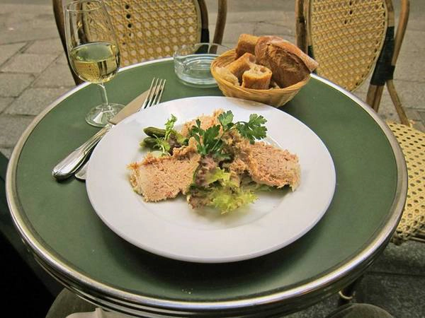 Rillettes cũng giống món pâté, thường được ăn kèm với bánh mì hoặc bánh quy giòn. Rillettes được làm từ thịt heo, nêm nhiều muối và nấu trong mỡ heo. Rillettes cũng giống món pâté, thường được ăn kèm với bánh mì hoặc bánh quy giòn. Rillettes được làm từ thịt heo, nêm nhiều muối và nấu trong mỡ heo.