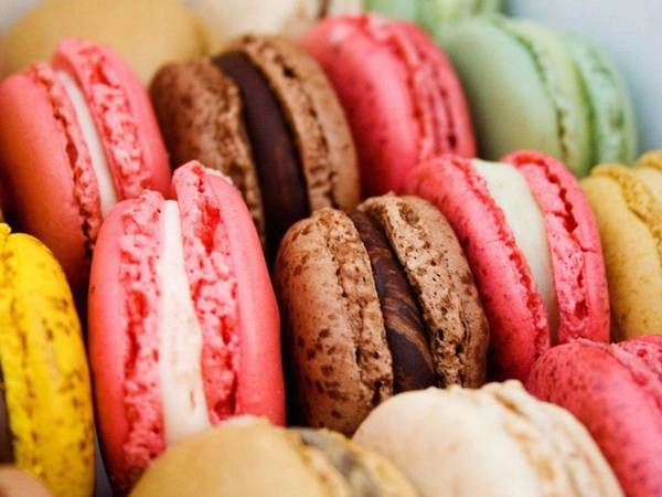 Macaron là một trong những loại bánh tinh tế nhất của Pháp. Ở Paris có 2 hiệu macaron nổi tiếng nhất là Pierre Hermé và Maison Ladurée. Macaron là một trong những loại bánh tinh tế nhất của Pháp. Ở Paris có 2 hiệu macaron nổi tiếng nhất là Pierre Hermé và Maison Ladurée.