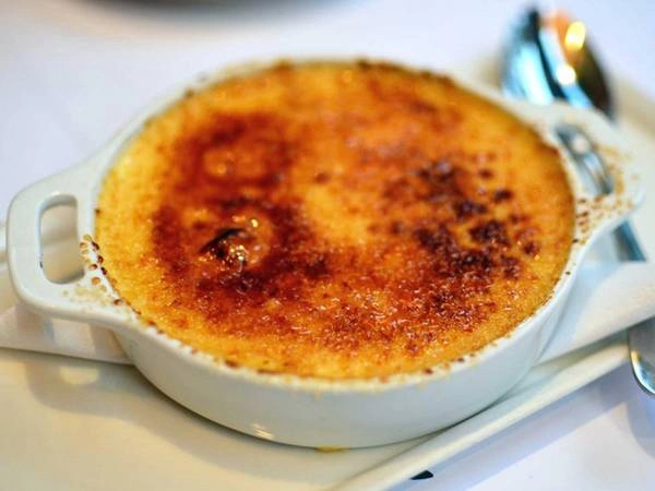 Crème brûlée là món tráng miệng yêu thích của người Pháp với lớp vỏ caramel mỏng và cứng, lớp kem trứng béo ngậy phía dưới. Crème brûlée là món tráng miệng yêu thích của người Pháp với lớp vỏ caramel mỏng và cứng, lớp kem trứng béo ngậy phía dưới.