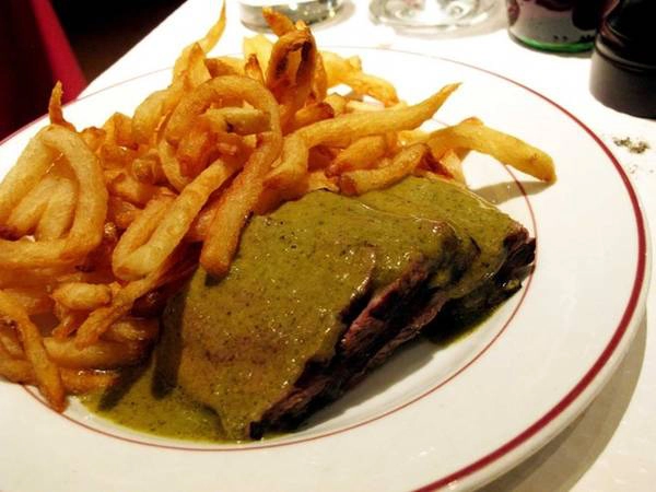 Nếu muốn ăn bò bít tết và khoai tây chiên, hãy thử ghé nhà hàng Le Relais de l'Entrecote, nơi hút cả khách du lịch lẫn người dân địa phương. Nếu muốn ăn bò bít tết và khoai tây chiên, hãy thử ghé nhà hàng Le Relais de l'Entrecote, nơi hút cả khách du lịch lẫn người dân địa phương.