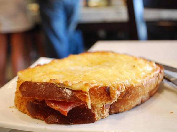 Bánh sandwich phô mai nướng kiểu Pháp gồm thịt jambon và phô mai gruyere tan chảy, cùng nước xốt béchamel béo ngậy. Bánh sandwich phô mai nướng kiểu Pháp gồm thịt jambon và phô mai gruyere tan chảy, cùng nước xốt béchamel béo ngậy.