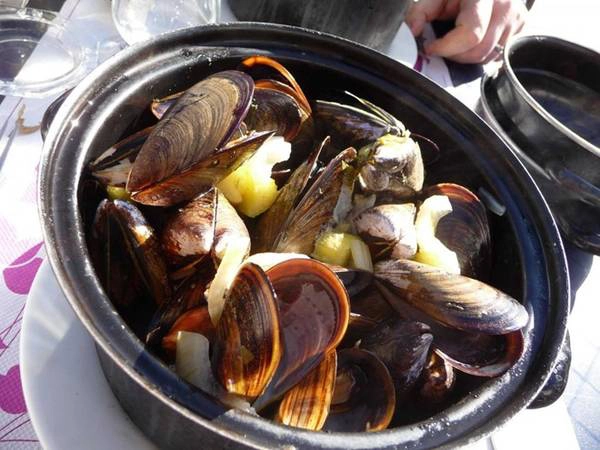 Trong khi vẹm và khoai tây chiên được coi là món ăn của Bỉ thì Moules Marinières lại là món ăn đặc trưng của vùng Normandy, Pháp. Đây được coi là đồ ăn nhanh, được rất nhiều người yêu thích. Trong khi vẹm và khoai tây chiên được coi là món ăn của Bỉ thì Moules Marinières lại là món ăn đặc trưng của vùng Normandy, Pháp. Đây được coi là đồ ăn nhanh, được rất nhiều người yêu thích.