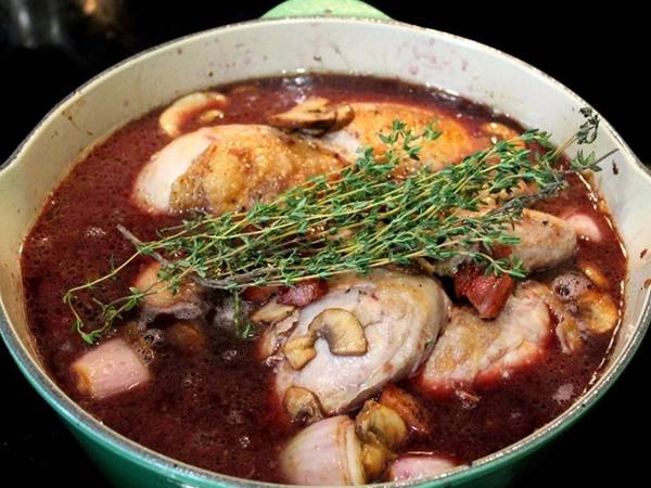 Món gà coq au vin của vùng Burgundy được om trong rượu vang đỏ cùng tỏi và các loại rau củ. Món gà coq au vin của vùng Burgundy được om trong rượu vang đỏ cùng tỏi và các loại rau củ.