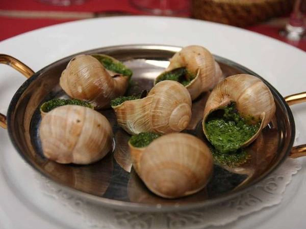 Ốc sên Escargot là món nổi tiếng ở Pháp, được ăn khi vỏ còn nóng hổi với rất nhiều tỏi và bơ. Nếu đến Paris, bạn hãy ghé nhà hàng L'Escargot Montorgueil để thử món này. Ốc sên Escargot là món nổi tiếng ở Pháp, được ăn khi vỏ còn nóng hổi với rất nhiều tỏi và bơ. Nếu đến Paris, bạn hãy ghé nhà hàng L'Escargot Montorgueil để thử món này.