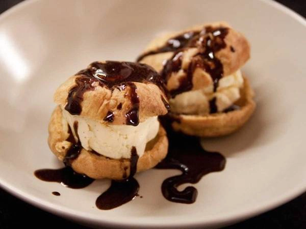 Profiteroles là loại bánh đầy kem vanilla bên trong, bên ngoài phủ lớp xốt chocolate mượt như nhung. Profiteroles là loại bánh đầy kem vanilla bên trong, bên ngoài phủ lớp xốt chocolate mượt như nhung.