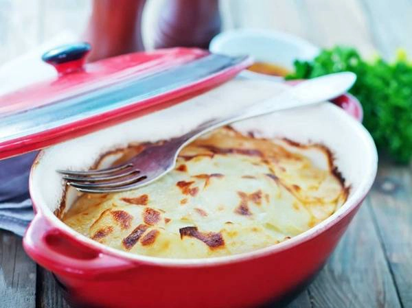 Khoai tây là món ăn kèm phổ biến ở Pháp. Ở vùng Đông Nam Dauphiné, người ta nấu khoai tây bỏ lò với sữa và kem, gọi là Glatin Dauphinois. Khoai tây là món ăn kèm phổ biến ở Pháp. Ở vùng Đông Nam Dauphiné, người ta nấu khoai tây bỏ lò với sữa và kem, gọi là Glatin Dauphinois.