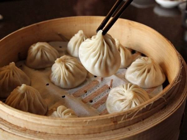 “Dim sum” thật sự là một thế giới vô cùng đa dạng, nhiều màu sắc. Điểm danh qua một vài món ăn khá quen thuộc với du khách Việt là há cảo, sủi cảo, xíu mại… Trứ danh nhất tại Đài Loan vẫn là tiểu long bao (xiao long bao). Lớp vỏ bánh mỏng, nếp gấp vỏ liền tay bọc lấy phần nhân vừa chín tới. Miếng cắn đầu tiên sẽ tuôn ra phần nước thịt đậm đà, thơm vị thịt heo, rau bằm, cua hoặc tôm… tùy chọn. Một điểm đến khá nổi tiếng ở Đài Loan là nhà hàng Din Tai Fung ở tòa tháp Taipei 101. Ảnh: Din Tai Fung. “Dim sum” thật sự là một thế giới vô cùng đa dạng, nhiều màu sắc. Điểm danh qua một vài món ăn khá quen thuộc với du khách Việt là há cảo, sủi cảo, xíu mại… Trứ danh nhất tại Đài Loan vẫn là tiểu long bao (xiao long bao). Lớp vỏ bánh mỏng, nếp gấp vỏ liền tay bọc lấy phần nhân vừa chín tới. Miếng cắn đầu tiên sẽ tuôn ra phần nước thịt đậm đà, thơm vị thịt heo, rau bằm, cua hoặc tôm… tùy chọn. Một điểm đến khá nổi tiếng ở Đài Loan là nhà hàng Din Tai Fung ở tòa tháp Taipei 101. Ảnh: Din Tai Fung.