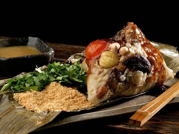Bánh tiêu - món bánh có vỏ ngoài giòn rụm, cùng với phần nhân thịt đậm đà, cay nồng vị tiêu đen tất nhiên không thể thiếu trong danh sách món ngon của Đài Loan. Bạn có thể tìm thấy bánh tiêu ở chợ đêm Nhiêu Hà (Rao He). Ảnh: CNN. Bánh tiêu - món bánh có vỏ ngoài giòn rụm, cùng với phần nhân thịt đậm đà, cay nồng vị tiêu đen tất nhiên không thể thiếu trong danh sách món ngon của Đài Loan. Bạn có thể tìm thấy bánh tiêu ở chợ đêm Nhiêu Hà (Rao He). Ảnh: CNN.