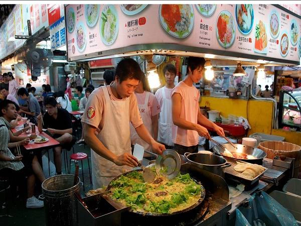Trứng đúc hàu là món ăn tiếp theo du khách không thể bỏ lỡ. Dạo một vòng quanh các khu chợ đêm, đơn cử chợ đêm Sĩ Lâm (Shilin), bạn sẽ gặp những anh đầu bếp thoăn thoắt chế biến món ăn này. Hàu được trộn đều với khoai tây nghiền, bột sắn, rau thơm và trứng đánh, rồi được chiên thành mảng trong lửa lớn, sau đó ăn kèm với sốt chua ngọt đặc biệt. Hàu tươi cũng là nguyên liệu được ưa thích trong các món ăn vặt của Đài Loan. Ảnh: Flickriver. Trứng đúc hàu là món ăn tiếp theo du khách không thể bỏ lỡ. Dạo một vòng quanh các khu chợ đêm, đơn cử chợ đêm Sĩ Lâm (Shilin), bạn sẽ gặp những anh đầu bếp thoăn thoắt chế biến món ăn này. Hàu được trộn đều với khoai tây nghiền, bột sắn, rau thơm và trứng đánh, rồi được chiên thành mảng trong lửa lớn, sau đó ăn kèm với sốt chua ngọt đặc biệt. Hàu tươi cũng là nguyên liệu được ưa thích trong các món ăn vặt của Đài Loan. Ảnh: Flickriver.