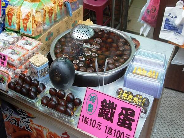“Trứng sắt” (Tamsui) là món ăn có ngoại hình khá đặc biệt. Không chỉ phủ sóng khắp các khu chợ đêm, món ăn này còn được tìm thấy ở hầu hết cửa hàng tiện lợi 24 giờ. Cái tên “trứng sắt” bắt nguồn từ lớp vỏ ngoài khá dai. Trứng gà hoặc trứng cút được om trong xì dầu, sau đó phơi khô và lặp đi lặp lại đến khi lớp vỏ đạt được độ dai mong muốn. Ảnh: CNN. “Trứng sắt” (Tamsui) là món ăn có ngoại hình khá đặc biệt. Không chỉ phủ sóng khắp các khu chợ đêm, món ăn này còn được tìm thấy ở hầu hết cửa hàng tiện lợi 24 giờ. Cái tên “trứng sắt” bắt nguồn từ lớp vỏ ngoài khá dai. Trứng gà hoặc trứng cút được om trong xì dầu, sau đó phơi khô và lặp đi lặp lại đến khi lớp vỏ đạt được độ dai mong muốn. Ảnh: CNN.