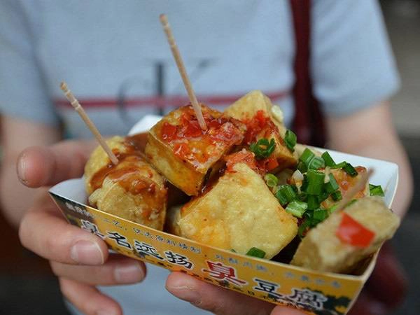 Nhiều người thường nói đùa: “Đậu hũ thối càng thối, ăn càng ngon”. Phản ứng của du khách với món này sẽ chia làm 2 thái cực: hoặc cảm thấy vô cùng khó chịu với mùi hương chẳng khác phân bón mục rữa, hoặc cảm thấy mê mệt với món đậu vỏ giòn nhân mềm này. Ăn đậu hũ thối vừa là trải nghiệm vừa là thử thách thú vị khi bạn đến Đài Loan. Nhiều người thường nói đùa: “Đậu hũ thối càng thối, ăn càng ngon”. Phản ứng của du khách với món này sẽ chia làm 2 thái cực: hoặc cảm thấy vô cùng khó chịu với mùi hương chẳng khác phân bón mục rữa, hoặc cảm thấy mê mệt với món đậu vỏ giòn nhân mềm này. Ăn đậu hũ thối vừa là trải nghiệm vừa là thử thách thú vị khi bạn đến Đài Loan.