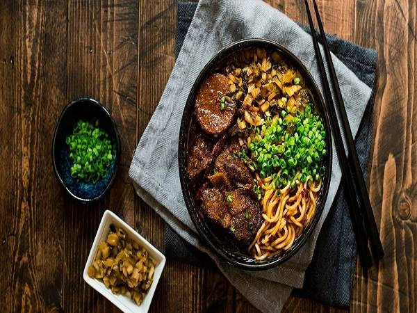 Mì Danzai, ăn kèm với thịt bằm, tôm hay trứng luộc, là một trong những món ăn nổi tiếng nhất vùng Đài Nam Đài Loan. Mì và đỗ là hai nguyên liệu chính trong công thức chế biến mì Danzai. Trước kia, mì Danzai được những người bán rong gánh đi khắp phố phường. Ngày nay, họ thường dọn hàng và nấu ở một chỗ trên vỉa hè. Ảnh: CNN. Mì Danzai, ăn kèm với thịt bằm, tôm hay trứng luộc, là một trong những món ăn nổi tiếng nhất vùng Đài Nam Đài Loan. Mì và đỗ là hai nguyên liệu chính trong công thức chế biến mì Danzai. Trước kia, mì Danzai được những người bán rong gánh đi khắp phố phường. Ngày nay, họ thường dọn hàng và nấu ở một chỗ trên vỉa hè. Ảnh: CNN.