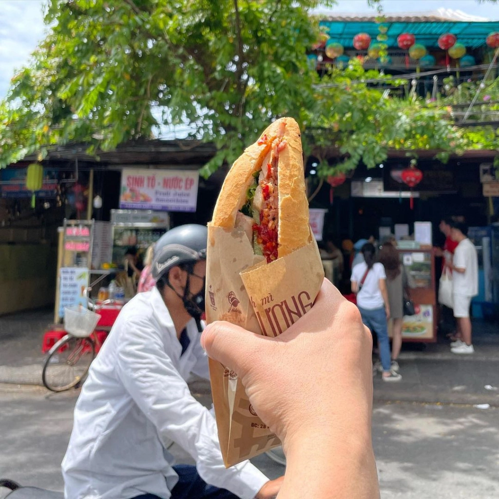 Bánh mì Phượng nhọn 2 đầu. Ảnh: ohayokosg.