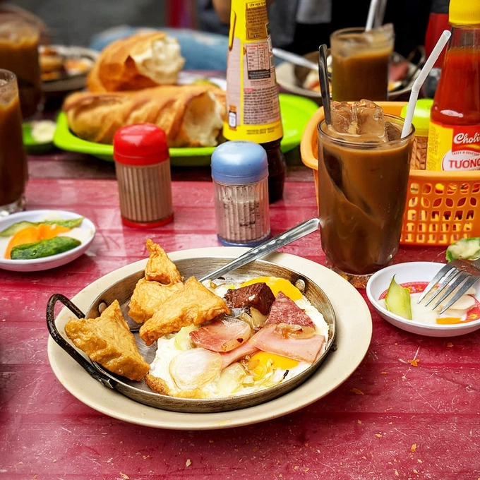 Bánh mì chảo Nổi tiếng nhưng hơn 50 năm qua, tiệm bánh mì Hoà Mã vẫn giữ đặc điểm là chiếc xe nhỏ phía trước chứ không trở thành cửa hàng sang trọng, không kinh doanh cả ngày mà chỉ bán vào buổi sáng. Không riêng người địa phương, đây còn là điểm ẩm thực được du khách trong và ngoài nước tìm đến mỗi lần có dịp đến Sài Gòn. Bánh mì chảo Nổi tiếng nhưng hơn 50 năm qua, tiệm bánh mì Hoà Mã vẫn giữ đặc điểm là chiếc xe nhỏ phía trước chứ không trở thành cửa hàng sang trọng, không kinh doanh cả ngày mà chỉ bán vào buổi sáng. Không riêng người địa phương, đây còn là điểm ẩm thực được du khách trong và ngoài nước tìm đến mỗi lần có dịp đến Sài Gòn.