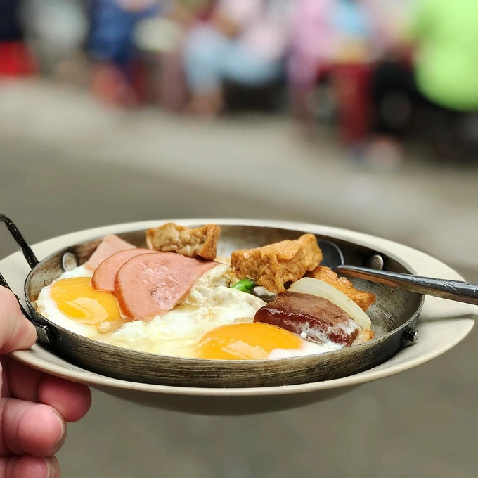 Bạn có thể gọi phần ốp la kèm thịt nguội riêng hay phần thập cẩm, rắc lên ít tiêu, nước tương, tương ớt là bạn có thể thưởng thức. Khách sẽ ngồi trên ghế nhựa trong một con hẻm nhỏ. Giá một phần bánh mì ăn trên chảo từ 40.000 đồng. Bạn có thể gọi phần ốp la kèm thịt nguội riêng hay phần thập cẩm, rắc lên ít tiêu, nước tương, tương ớt là bạn có thể thưởng thức. Khách sẽ ngồi trên ghế nhựa trong một con hẻm nhỏ. Giá một phần bánh mì ăn trên chảo từ 40.000 đồng.