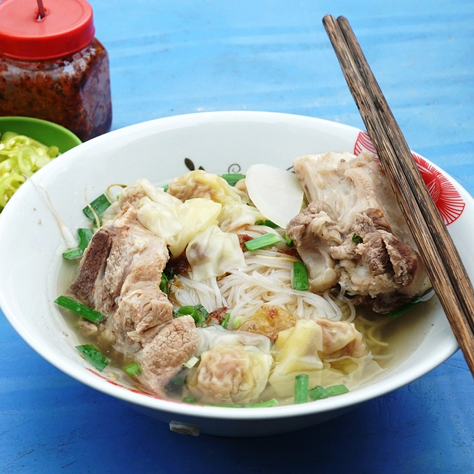Hủ tiếu Sẽ không quá khó khăn để bạn tìm một hàng hủ tiếu dù ở trung tâm hay ngoại ô thành phố. Hủ tiếu có lẽ là món có nhiều biến tấu nhất, thực khách có thể ăn hủ tiếu gà, heo, đồ lòng, xương, sườn, sa tế hoặc ăn kèm hoành thánh... Hủ tiếu Sẽ không quá khó khăn để bạn tìm một hàng hủ tiếu dù ở trung tâm hay ngoại ô thành phố. Hủ tiếu có lẽ là món có nhiều biến tấu nhất, thực khách có thể ăn hủ tiếu gà, heo, đồ lòng, xương, sườn, sa tế hoặc ăn kèm hoành thánh...