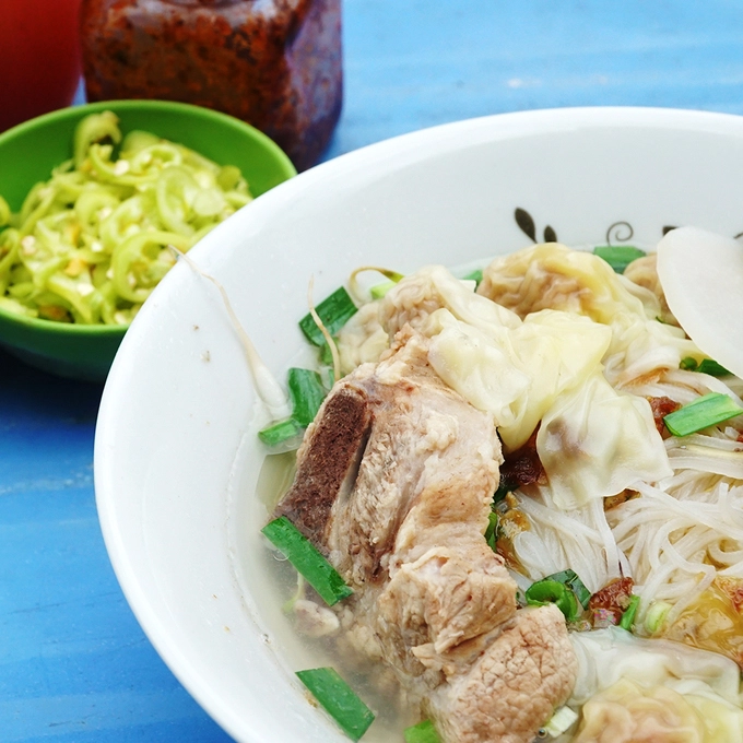 Thực khách có thể tìm đến quán hủ tiếu Thanh Xuân trên đường Tôn Thất Thiệp (quận 1), hủ tiếu sa tế Tô Ký trên đường Gò Công (quận 5) hay hủ tiếu Phú Quý trong chợ Hồ Thị Kỷ (quận 10). Giá trung bình cho món ăn này từ 30.000 đồng. Thực khách có thể tìm đến quán hủ tiếu Thanh Xuân trên đường Tôn Thất Thiệp (quận 1), hủ tiếu sa tế Tô Ký trên đường Gò Công (quận 5) hay hủ tiếu Phú Quý trong chợ Hồ Thị Kỷ (quận 10). Giá trung bình cho món ăn này từ 30.000 đồng.
