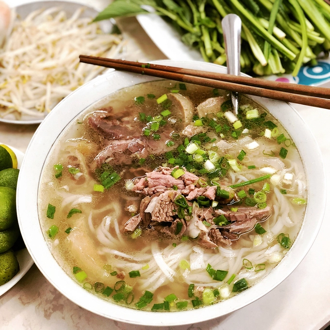 Phở Sự khác biệt rõ rệt nhất giữa tô phở Sài Gòn và Hà Nội có lẽ phải kể đến đĩa giá trụng hoặc để sống. Người Sài Gòn còn ăn phở kèm ngò gai, húng quế, húng láng, ngò ôm, hành lá và một số loại rau thơm khác. Ai thích thứ nào thì lấy bỏ vào tô. Hương vị sẽ không trọn vẹn nếu thiếu chút tương ớt đỏ, tương đen, miếng chanh, lát ớt. Phở ở Sài Gòn thường được bán theo 5 kiểu: "chín, tái, gân, nạm, gầu". Ngoài ra còn có các món phở giò, phở bò sách, phở gà, phở không thịt hoặc phở bò viên. Phở Sự khác biệt rõ rệt nhất giữa tô phở Sài Gòn và Hà Nội có lẽ phải kể đến đĩa giá trụng hoặc để sống. Người Sài Gòn còn ăn phở kèm ngò gai, húng quế, húng láng, ngò ôm, hành lá và một số loại rau thơm khác. Ai thích thứ nào thì lấy bỏ vào tô. Hương vị sẽ không trọn vẹn nếu thiếu chút tương ớt đỏ, tương đen, miếng chanh, lát ớt. Phở ở Sài Gòn thường được bán theo 5 kiểu: "chín, tái, gân, nạm, gầu". Ngoài ra còn có các món phở giò, phở bò sách, phở gà, phở không thịt hoặc phở bò viên.