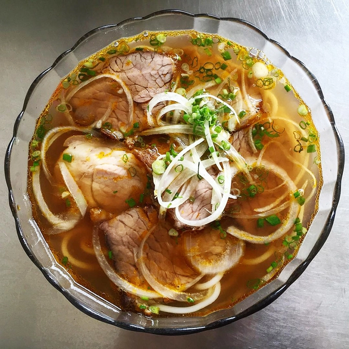 Bún bò Huế Bún bò Huế không xuất phát từ Sài Gòn nhưng vẫn là món ưa thích của nhiều thực khách. Món ăn có vị cay nồng, thơm và no lâu. Nước lèo nổi bật màu đỏ đặc trưng, thường được hầm xương bò với sả. Tô bún đầy đủ phải có vài lát thịt bò, chả lụa, giò heo, hành lá... Buổi sáng, quán bún bò Huế chú Há trên đường Võ Văn Tần là địa chỉ được nhiều thực khách ghé chân. Mỗi phần ăn có giá từ 45.000 đồng. Bún bò Huế Bún bò Huế không xuất phát từ Sài Gòn nhưng vẫn là món ưa thích của nhiều thực khách. Món ăn có vị cay nồng, thơm và no lâu. Nước lèo nổi bật màu đỏ đặc trưng, thường được hầm xương bò với sả. Tô bún đầy đủ phải có vài lát thịt bò, chả lụa, giò heo, hành lá... Buổi sáng, quán bún bò Huế chú Há trên đường Võ Văn Tần là địa chỉ được nhiều thực khách ghé chân. Mỗi phần ăn có giá từ 45.000 đồng.