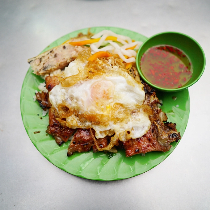 Cơm tấm Cơm tấm là món ăn được bán ở mọi thời điểm trong ngày. Nằm trên đường Đặng Văn Ngữ, quận Phú Nhuận, quán cơm Ba Ghiền là một trong những địa chỉ có thâm niên ở thành phố. Quán ăn níu chân khách không chỉ bởi hương vị mà còn nhờ kích thước miếng sườn to như lòng bàn tay. Quán còn có nhiều loại đồ ăn kèm như chả, bì, trứng ốp la, trứng chiên, xíu mại, lạp xưởng... Các món này đều nấu theo vị miền Nam, hơi ngọt. Mỗi đĩa cơm có giá thấp nhất là 44.000 đồng, giá tiền sẽ tăng thêm theo lượng đồ ăn kèm mà khách gọi. Quán mở cửa từ 8h. Cơm tấm Cơm tấm là món ăn được bán ở mọi thời điểm trong ngày. Nằm trên đường Đặng Văn Ngữ, quận Phú Nhuận, quán cơm Ba Ghiền là một trong những địa chỉ có thâm niên ở thành phố. Quán ăn níu chân khách không chỉ bởi hương vị mà còn nhờ kích thước miếng sườn to như lòng bàn tay. Quán còn có nhiều loại đồ ăn kèm như chả, bì, trứng ốp la, trứng chiên, xíu mại, lạp xưởng... Các món này đều nấu theo vị miền Nam, hơi ngọt. Mỗi đĩa cơm có giá thấp nhất là 44.000 đồng, giá tiền sẽ tăng thêm theo lượng đồ ăn kèm mà khách gọi. Quán mở cửa từ 8h.