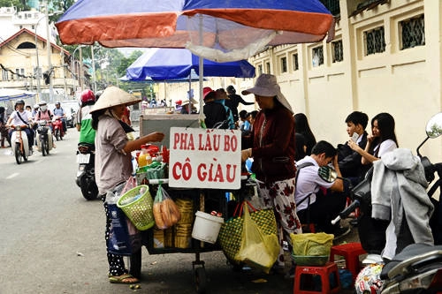 Những hàng quán đường phố là nơi được các bạn trẻ tìm đến để thưởng thức món ăn này. Tại đây, bạn vừa ăn vừa có thể trò chuyện thoải mái cùng bạn bè hay ngắm nhìn đường phố tấp nập. Ảnh: Phong Vinh