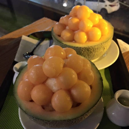 Bingsu dưa lưới: Những viên dưa lưới được nạo tròn vo và đặt vào trong quả dưa, bên dưới là lớp kem tươi hoặc đá bào hấp dẫn mang đến cảm giác mát lạnh cho thực khách. Với giá 180.000 đồng một trái, món này trong năm qua đã được rất nhiều bạn trẻ yêu thích. Khi ăn, bạn sẽ ăn viên dưa lưới giòn giòn, kèm thêm chút kem và sữa đặc ở bên trên. Bingsu dưa lưới: Những viên dưa lưới được nạo tròn vo và đặt vào trong quả dưa, bên dưới là lớp kem tươi hoặc đá bào hấp dẫn mang đến cảm giác mát lạnh cho thực khách. Với giá 180.000 đồng một trái, món này trong năm qua đã được rất nhiều bạn trẻ yêu thích. Khi ăn, bạn sẽ ăn viên dưa lưới giòn giòn, kèm thêm chút kem và sữa đặc ở bên trên.
