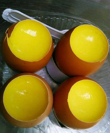 Bánh flan quả trứng: Trong năm qua, có một loại bánh mới đã xuất hiện, đó chính là flan quả trứng có màu vàng tươi và vị béo thơm ngon. Bánh flan được đặt khéo léo vào vỏ trứng, khi ăn bạn chỉ việc dùng muỗng múc một miếng nhỏ và cho vào miệng. Bánh thường có thêm chút cà phê để tăng thêm vị, nhưng bánh flan quả trứng chỉ ăn không đơn giản. Giá một quả trứng bánh flan là 8.000 đồng. Bánh flan quả trứng: Trong năm qua, có một loại bánh mới đã xuất hiện, đó chính là flan quả trứng có màu vàng tươi và vị béo thơm ngon. Bánh flan được đặt khéo léo vào vỏ trứng, khi ăn bạn chỉ việc dùng muỗng múc một miếng nhỏ và cho vào miệng. Bánh thường có thêm chút cà phê để tăng thêm vị, nhưng bánh flan quả trứng chỉ ăn không đơn giản. Giá một quả trứng bánh flan là 8.000 đồng.