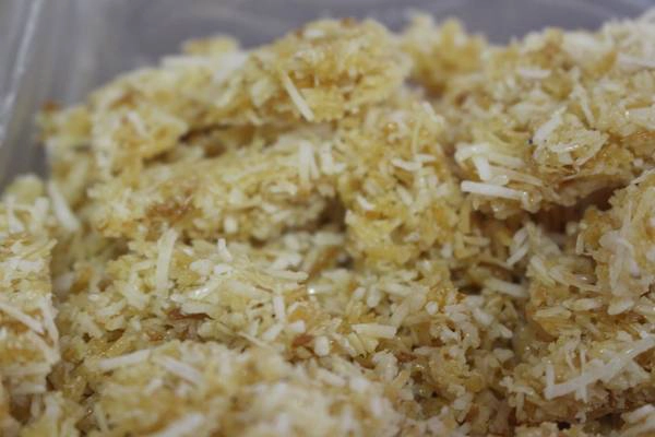 Bánh gạo dừa có cách làm và thành phần tương tự bánh gạo mè, song phần mè trong bánh được thay bằng dừa, nên có vị thơm, độ béo đặc trưng.