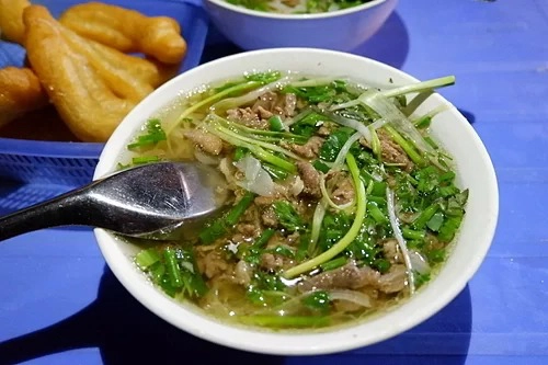 Phở gánh Hàng Bạc  Mở bán chục năm ở ngã tư Hàng Bạc, Hàng Ngang, gánh phở là địa điểm tụ tập yêu thích của nhiều thực khách. Khác với phở Hàng Chiếu, ở đây mở bán từ một giờ sáng đến khoảng 4, 5 giờ và phục vụ 2 loại thịt tái và chín. Điểm đặc trưng của gánh phở này là nước dùng ninh xương ống thơm, khi ăn có vị ngọt béo tự nhiên chứ không lợ của mì chính. Thịt ở đây cũng là một điểm cộng vì tươi và mềm. Khi ăn, thực khách có thể thêm vài thìa giấm tỏi, ớt tương để tăng thêm độ ngon. Mỗi bát có giá bán trung bình 45.000 đồng.  Ngoài ra, quán cũng có điểm cộng là người bán hàng thân thiện, bàn ghế sạch sẽ, thực khách không quá đông và đồ ăn được phục vụ nhanh chóng. Vì vậy, đây là một địa điểm phù hợp để thưởng thức ẩm thực Hà Nội trong không gian yên tĩnh, khác biệt với sự đông đúc và náo nhiệt ban ngày.