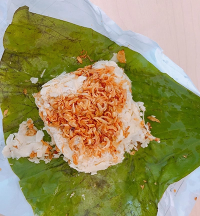Các loại xôi Một trong những món ăn giá rẻ mà no bụng nhất phải kể tới xôi. Món này phổ biến vào buổi sáng nhưng nhiều hàng hiện bán cả ngày. Để có được những mẻ xôi thơm dẻo, người bán hàng thường dậy từ 4h sáng để chuẩn bị. Công sức, thời gian bỏ ra nhiều nhưng họ vẫn bán giá rẻ, chủ yếu "lấy công làm lãi". Mỗi gói xôi thường có giá khoảng 10.000 đồng; phụ nữ, trẻ em ăn ít mua 5.000-7.000 đồng cũng đủ lót dạ. Ở Hà Nội có rất nhiều loại xôi như đỗ xanh, đỗ đen, lạc, xéo, ngô, dừa... Ảnh: Thanh Ngọc. Các loại xôi Một trong những món ăn giá rẻ mà no bụng nhất phải kể tới xôi. Món này phổ biến vào buổi sáng nhưng nhiều hàng hiện bán cả ngày. Để có được những mẻ xôi thơm dẻo, người bán hàng thường dậy từ 4h sáng để chuẩn bị. Công sức, thời gian bỏ ra nhiều nhưng họ vẫn bán giá rẻ, chủ yếu "lấy công làm lãi". Mỗi gói xôi thường có giá khoảng 10.000 đồng; phụ nữ, trẻ em ăn ít mua 5.000-7.000 đồng cũng đủ lót dạ. Ở Hà Nội có rất nhiều loại xôi như đỗ xanh, đỗ đen, lạc, xéo, ngô, dừa... Ảnh: Thanh Ngọc.