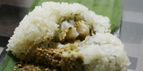 Bánh khúc Trước đây, người Hà Nội thường quen với tiếng rao "Ai bánh khúc nóng đây" vào buổi đêm khuya. Nhưng hiện tại, món ăn dân dã này còn được nhiều người ưa chuộng cho bữa sáng. Nhân bánh gồm đậu xanh được đồ lên, giã nhuyễn cùng với thịt lợn thái miếng, được tẩm ướp gia vị và hạt tiêu. Bọc bên ngoài là lớp xôi trắng. Hiện nay, ở Hà Nội phổ biến hai thương hiệu bánh khúc Quân và cô Lan được nhiều hàng đặt mua về bán lẻ ở các con phố, trong ngõ. Giá một chiếc bánh là 13.000 đồng. Bạn có thể ăn bánh khúc với một chút lạc vừng. Ảnh: Hưng Simpleman. Bánh khúc Trước đây, người Hà Nội thường quen với tiếng rao "Ai bánh khúc nóng đây" vào buổi đêm khuya. Nhưng hiện tại, món ăn dân dã này còn được nhiều người ưa chuộng cho bữa sáng. Nhân bánh gồm đậu xanh được đồ lên, giã nhuyễn cùng với thịt lợn thái miếng, được tẩm ướp gia vị và hạt tiêu. Bọc bên ngoài là lớp xôi trắng. Hiện nay, ở Hà Nội phổ biến hai thương hiệu bánh khúc Quân và cô Lan được nhiều hàng đặt mua về bán lẻ ở các con phố, trong ngõ. Giá một chiếc bánh là 13.000 đồng. Bạn có thể ăn bánh khúc với một chút lạc vừng. Ảnh: Hưng Simpleman.