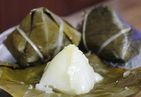 Bánh giò Hầu như ở khu chợ nào ở Hà Nội cũng có hàng bán bánh giò với mức giá 8.000 - 15.000 đồng. Lớp vỏ làm từ bột gạo, nhân thịt lợn, mộc nhĩ... Tuy nhiên, bạn nên chọn những hàng quen để có được bánh ngon, an toàn vệ sinh bởi không ít nơi lựa thịt chất lượng kém, sử dụng các loại gia vị để tạo mùi thơm. Ảnh: Út Liên. Bánh giò Hầu như ở khu chợ nào ở Hà Nội cũng có hàng bán bánh giò với mức giá 8.000 - 15.000 đồng. Lớp vỏ làm từ bột gạo, nhân thịt lợn, mộc nhĩ... Tuy nhiên, bạn nên chọn những hàng quen để có được bánh ngon, an toàn vệ sinh bởi không ít nơi lựa thịt chất lượng kém, sử dụng các loại gia vị để tạo mùi thơm. Ảnh: Út Liên.