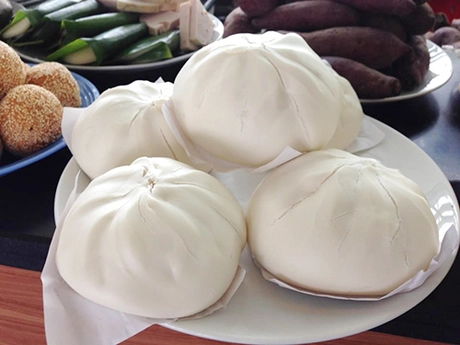 Bánh bao Những chiếc bánh có nguồn gốc Trung Quốc được chế biến để phù hợp hơn với khẩu vị của người Việt nhiều năm nay. Bên trong lớp vỏ trắng là phần nhân thịt, trứng cút hoặc một phần tư quả trứng gà. Gần đây, các hàng sáng tạo thêm nhiều loại nhân mới với giá cao hơn một chút. Với bữa ăn sáng hay đêm đơn giản, bạn chỉ cần bỏ ra 10.000 đồng mua một chiếc bánh bao và thêm 3.000 đồng mua cốc sữa đậu nành là đủ. Bánh bao Những chiếc bánh có nguồn gốc Trung Quốc được chế biến để phù hợp hơn với khẩu vị của người Việt nhiều năm nay. Bên trong lớp vỏ trắng là phần nhân thịt, trứng cút hoặc một phần tư quả trứng gà. Gần đây, các hàng sáng tạo thêm nhiều loại nhân mới với giá cao hơn một chút. Với bữa ăn sáng hay đêm đơn giản, bạn chỉ cần bỏ ra 10.000 đồng mua một chiếc bánh bao và thêm 3.000 đồng mua cốc sữa đậu nành là đủ.