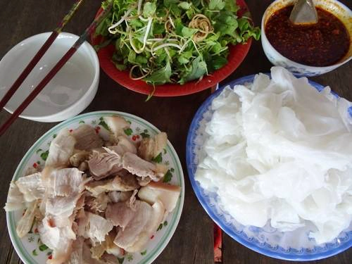 Một suất bánh ướt đầy đặn với đủ các loại rau ăn kèm. Một suất bánh ướt đầy đặn với đủ các loại rau ăn kèm.