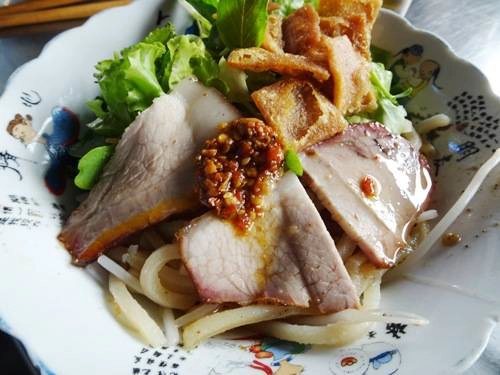 Cao lầu là một món ăn nức tiếng của phố cổ Hội An. Cao lầu là một món ăn nức tiếng của phố cổ Hội An.