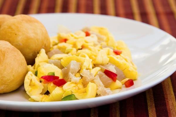Phần màu vàng được dùng để làm món đặc sản của Jamaica – hạt Ackee và cá kho mặn. Phần màu vàng được dùng để làm món đặc sản của Jamaica – hạt Ackee và cá kho mặn.